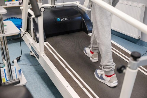 Zbliżenie na bieżnię Zebris wykorzystywaną w diagnostyce i terapii chodu. 