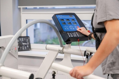 Panel sterowania bieżni rehabilitacyjnej używany podczas treningu chodu. 